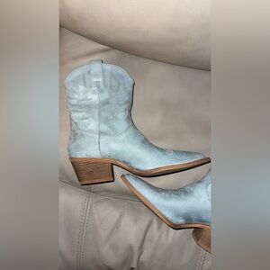 Women's Light Blue Western Boots Size 8 NEVER WORN!